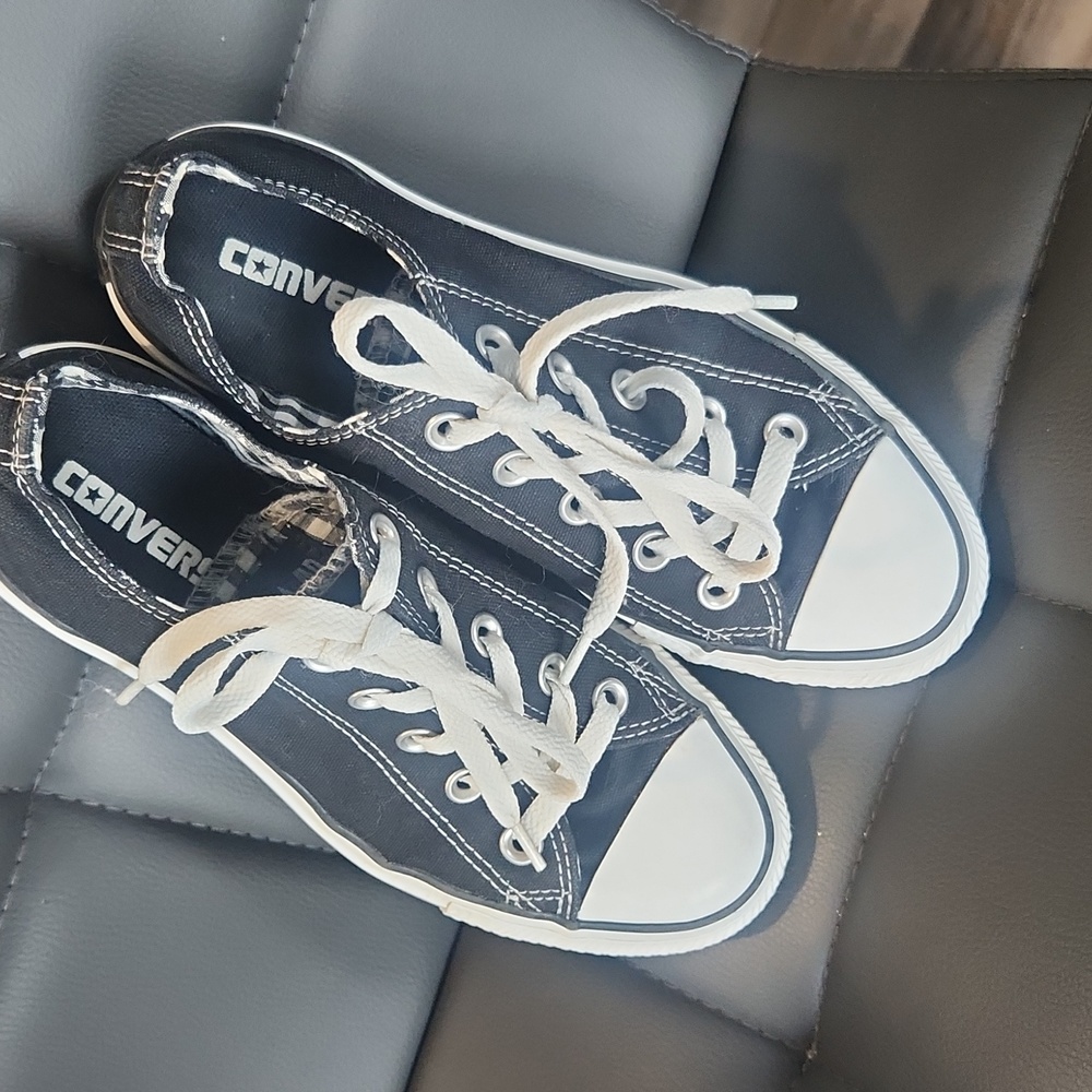 Women's Converse sneakers.  US 6